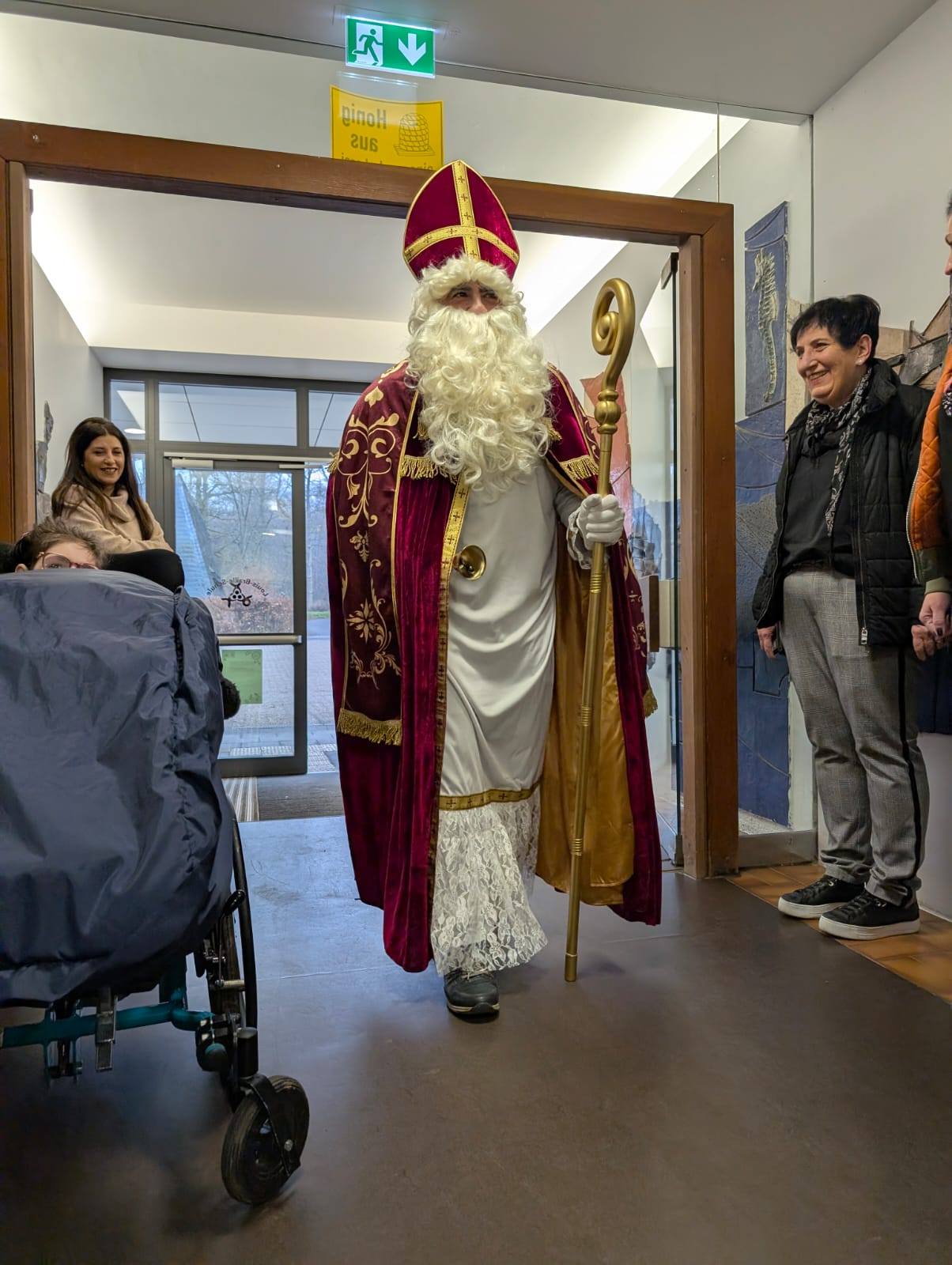 Giuseppe%20Genuardi%20als%20Nikolaus%20besucht%20die%20LBS Giuseppe%20Genuardi%20als%20Nikolaus%20besucht%20die%20LBS